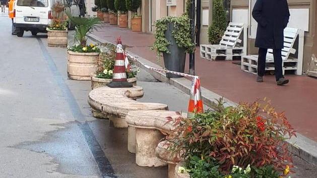 Panchine e fioriere nella via Don Minzoni