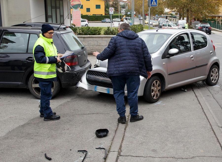 Carambola di auto in via Matteotti Un uomo all’ospedale 