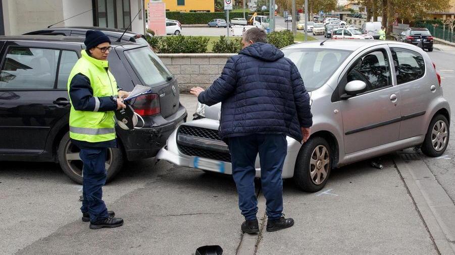 Carambola di auto in via Matteotti Un uomo all’ospedale