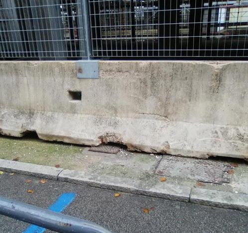 Posti-auto blindati da un anno di fronte all’ex fabbrica Valore 