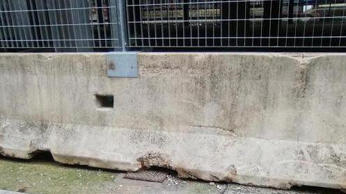 Posti-auto blindati da un anno di fronte all’ex fabbrica Valore