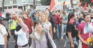 <strong>IN STRADA.</strong> Musica e slogan durante il corteo