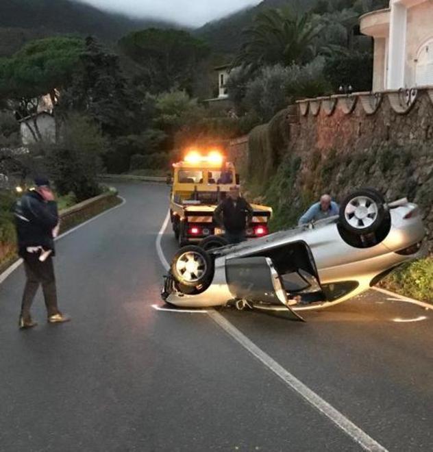 Asfalto bagnato, auto si ribalta a Pozzarello 