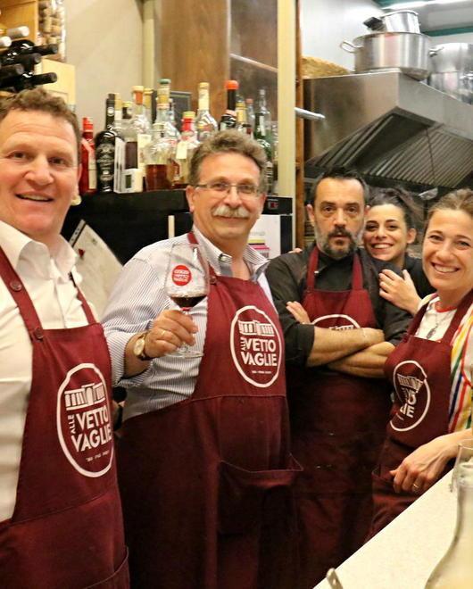 Mercato centrale, shopping natalizio tra nuovi banchi e aperture extra 