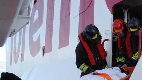 Capitaneria e pompieri, esercitazione in mare