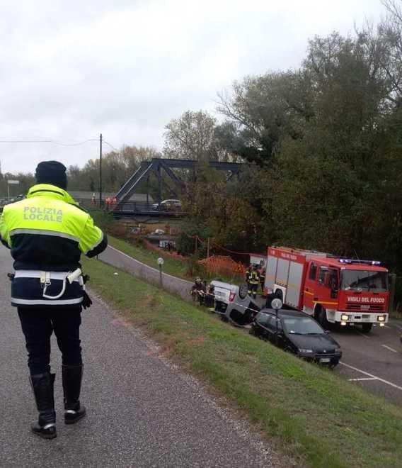 Precipita dall’argine con l’auto Donna ferita 