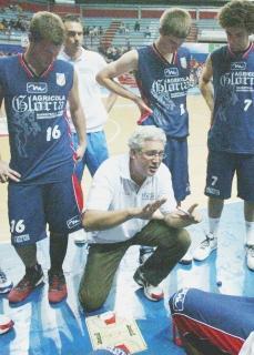 Coach Massimo Angelucci durante un time-out
