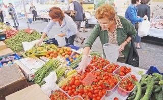 Ieri le clienti del mercato di Quarrata indossavano i guanti per toccare frutta e verdura