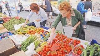 Ieri le clienti del mercato di Quarrata indossavano i guanti per toccare frutta e verdura