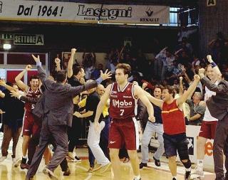 <strong>STORIA. </strong>A sinistra, giugno 2001: la Mabo basket conquista la promozione in serie A a Reggio Emilia; al centro, l’allora sindaco Gianfranco Lamberti festeggia il giorno dell’inaugurazione del nuovo palasport nel marzo del 2004; a destra, nel giugno 2004 Lamberti firma l’acquisizione delle quote della società