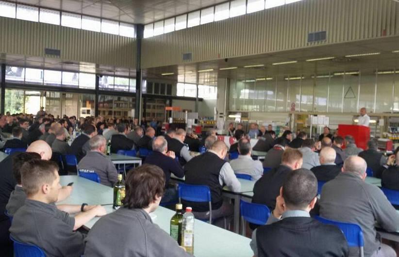 Un'assemblea dei lavoratori Hitachi di via Ciliegiole (foto Gori)