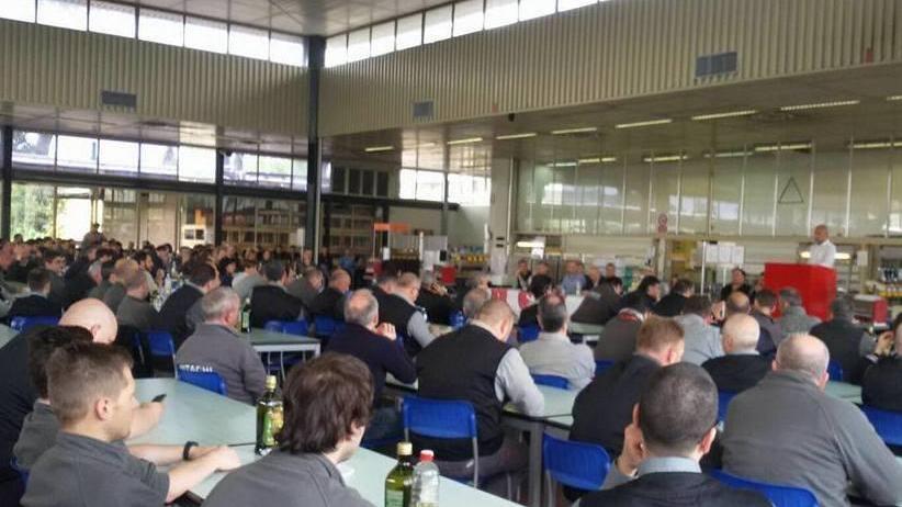 Un'assemblea dei lavoratori Hitachi di via Ciliegiole (foto Gori)