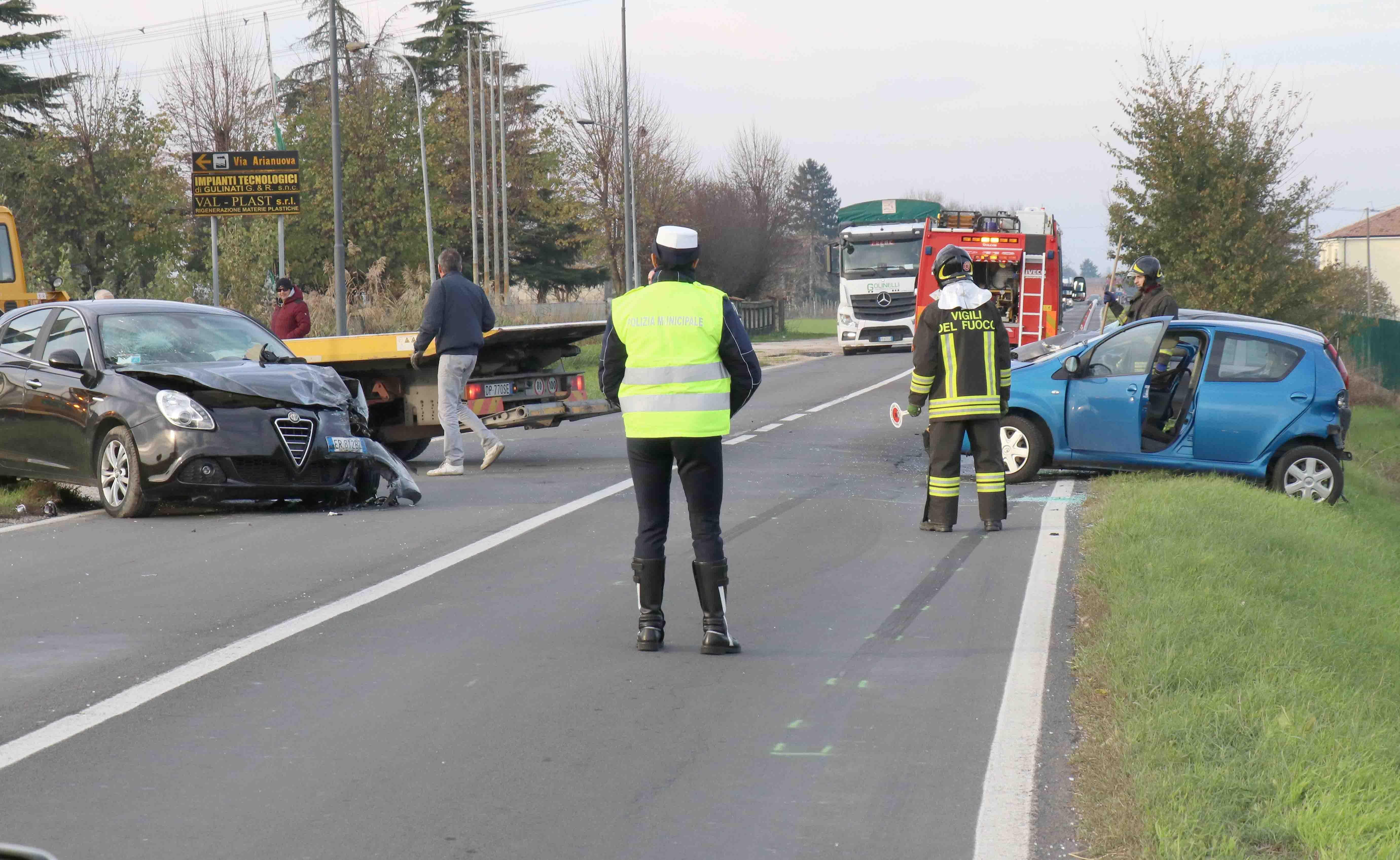 Carambola tra tre auto, cinque feriti