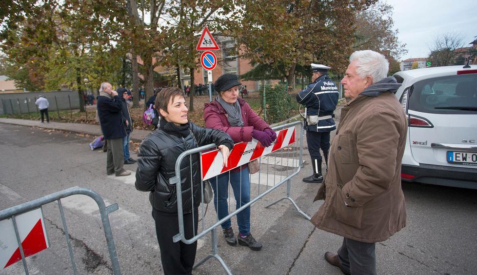 Scuola di Modena Est, polizia municipale in aiuto alle mamme 