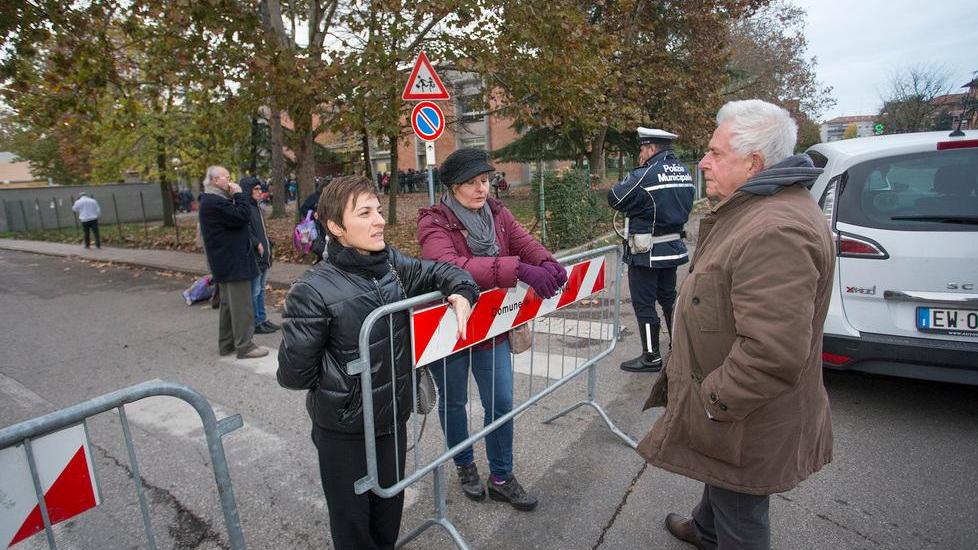 Scuola di Modena Est, polizia municipale in aiuto alle mamme