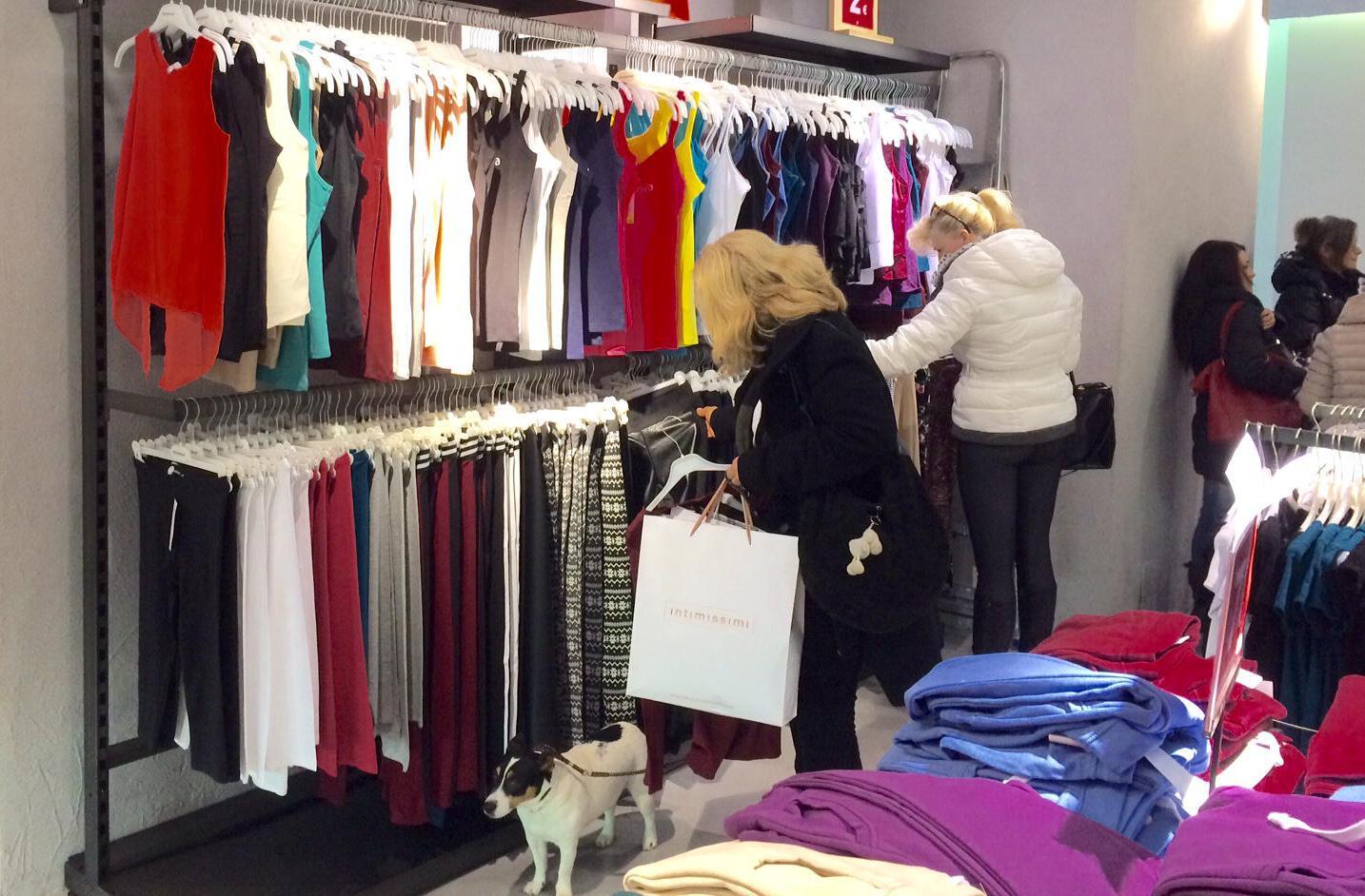 Dei clienti all'interno di un negozio (foto d'archivio)