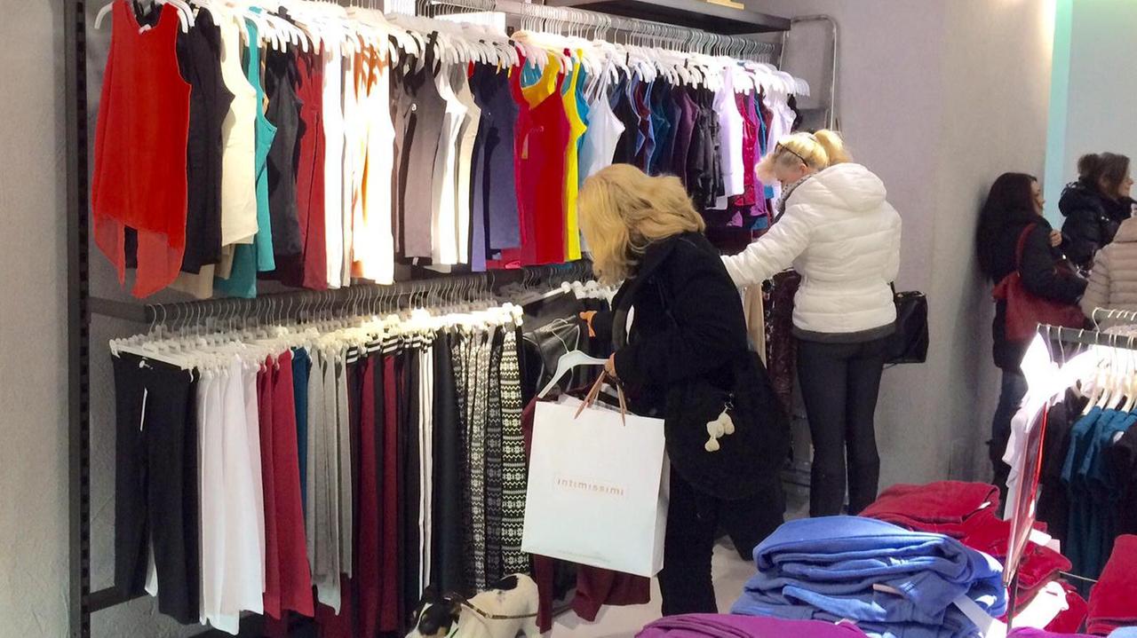 Dei clienti all'interno di un negozio (foto d'archivio)