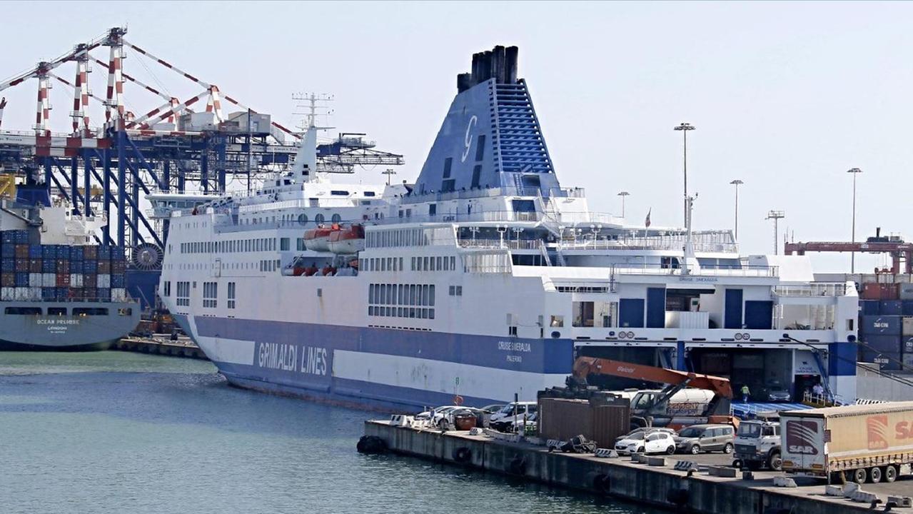 Una nave della flotta Grimaldi in Darsena Toscana