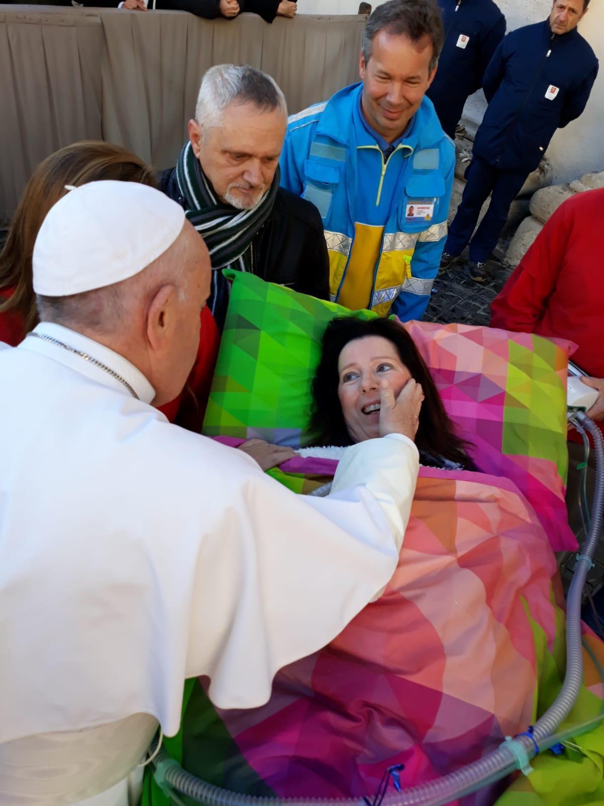 Sandra riceve il saluto di Papa Francesco che la invita a pregare