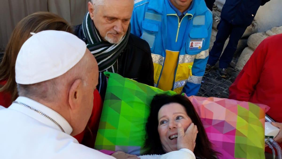 Sandra riceve il saluto di Papa Francesco che la invita a pregare