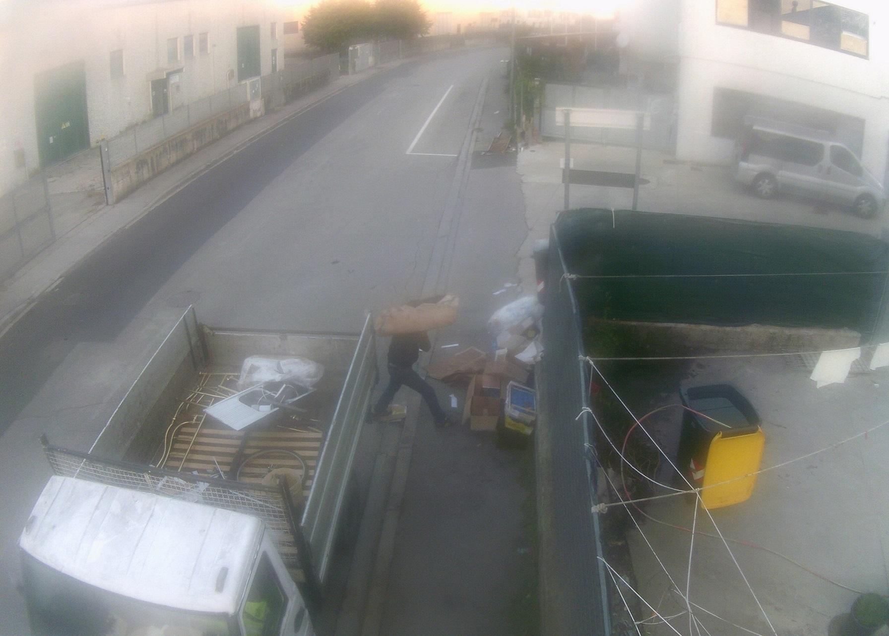 Uno dei due trasgressori immortalato dalla videocamera a Comeana
