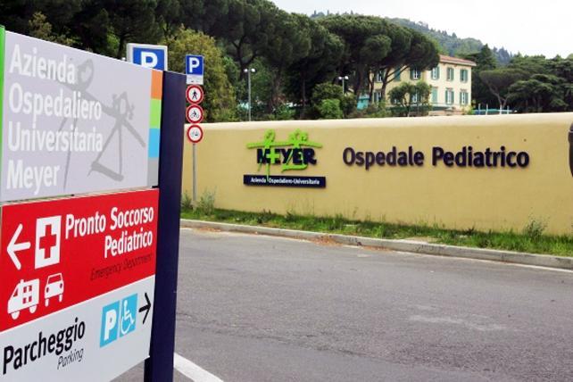 Scappa dal Meyer con la figlia di due mesi: mamma denunciata 