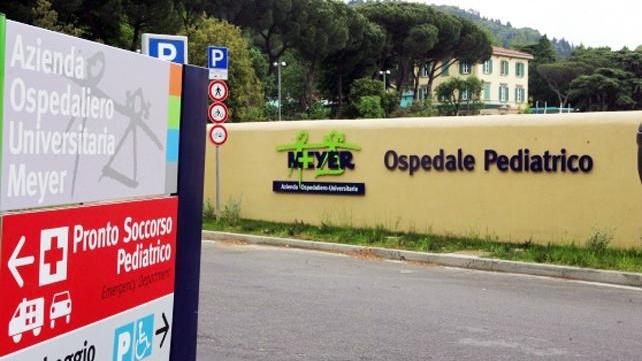 Scappa dal Meyer con la figlia di due mesi: mamma denunciata