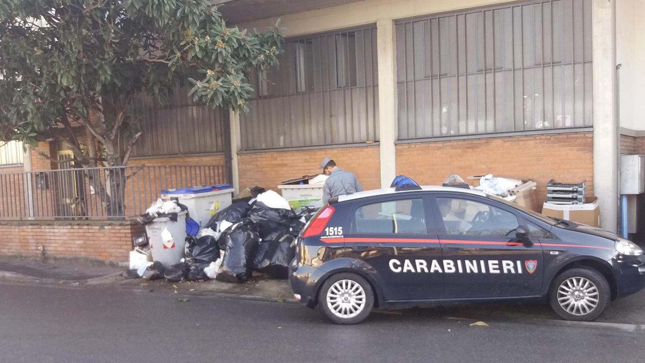I carabinieri fuori dalla ditta cinese di Montemurlo ispezionata