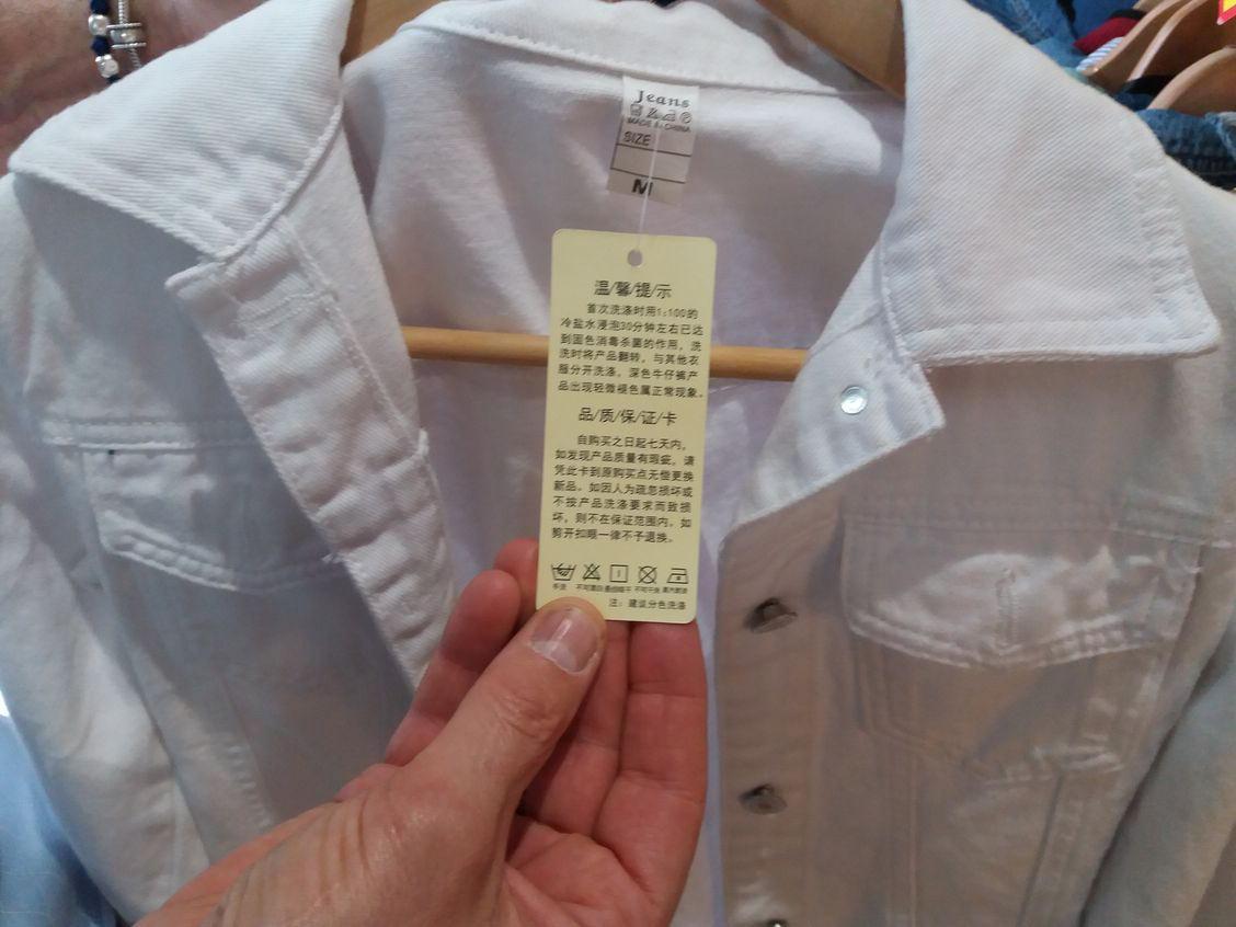 Una camicia con l'etichetta irregolare