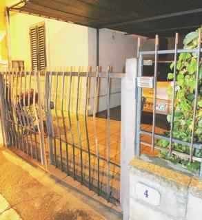 L’abitazione di via della Chiesa e l’auto parcheggiata del giovane