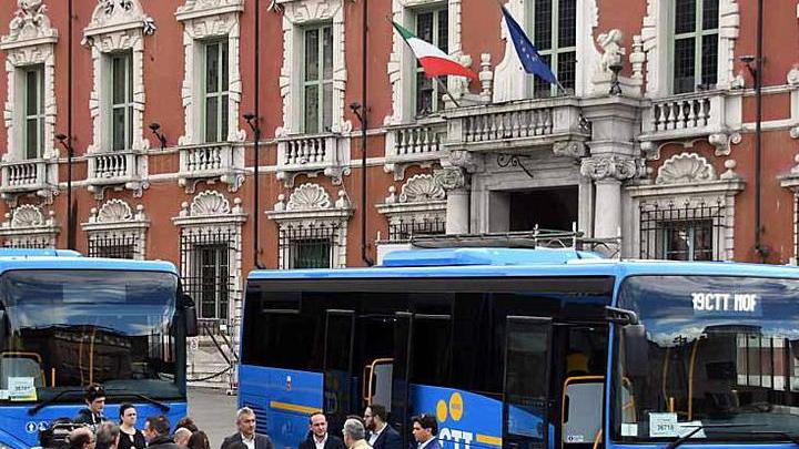 Autobus Ctt, è il caos a Massa-Carrrara: problemi su otto linee, guasti e corse saltate