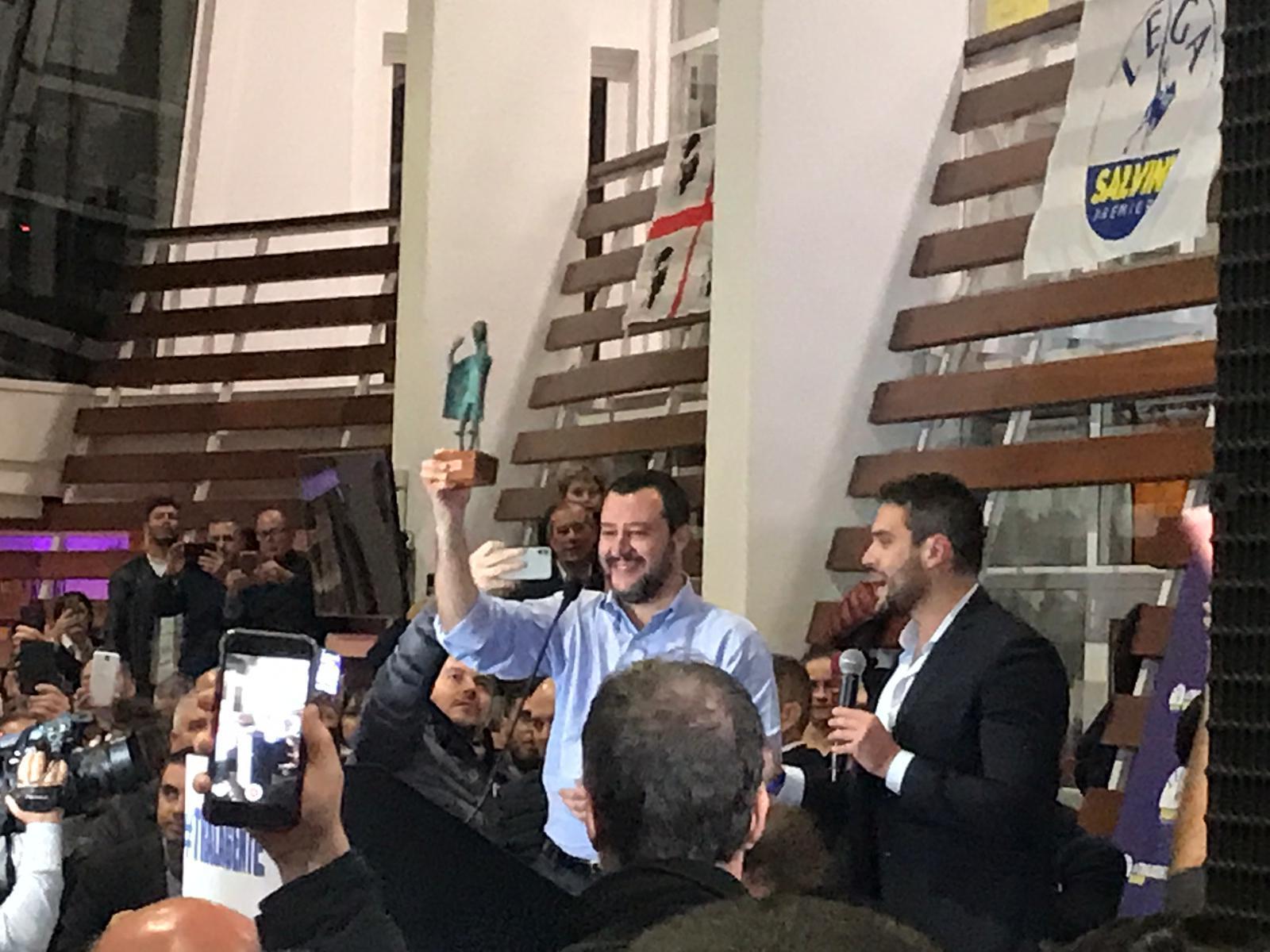 Salvini a Nuoro riceve in dono un bronzetto nuragico