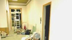 A destra l’interno del palazzo occupato dalla Comunità di Resistenza. Tutto fa pensare che ci siano lavori in corso ma non c’è traccia di operai e non ci sono cartelli