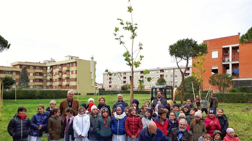 I bambini della scuola Solvay davanti a uno dei platani appena piantati