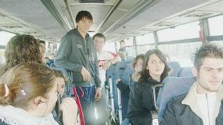 Studenti sul pullman all’uscita di scuola