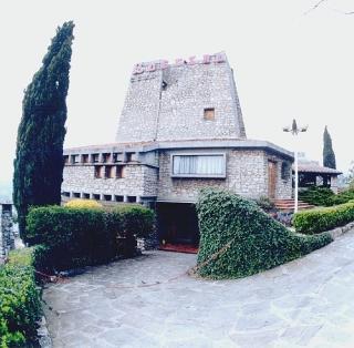 Il sindaco di Serravalle Renzo Mochi. Sopra, l’esterno del Quetzal Club, il locale chiuso ieri
