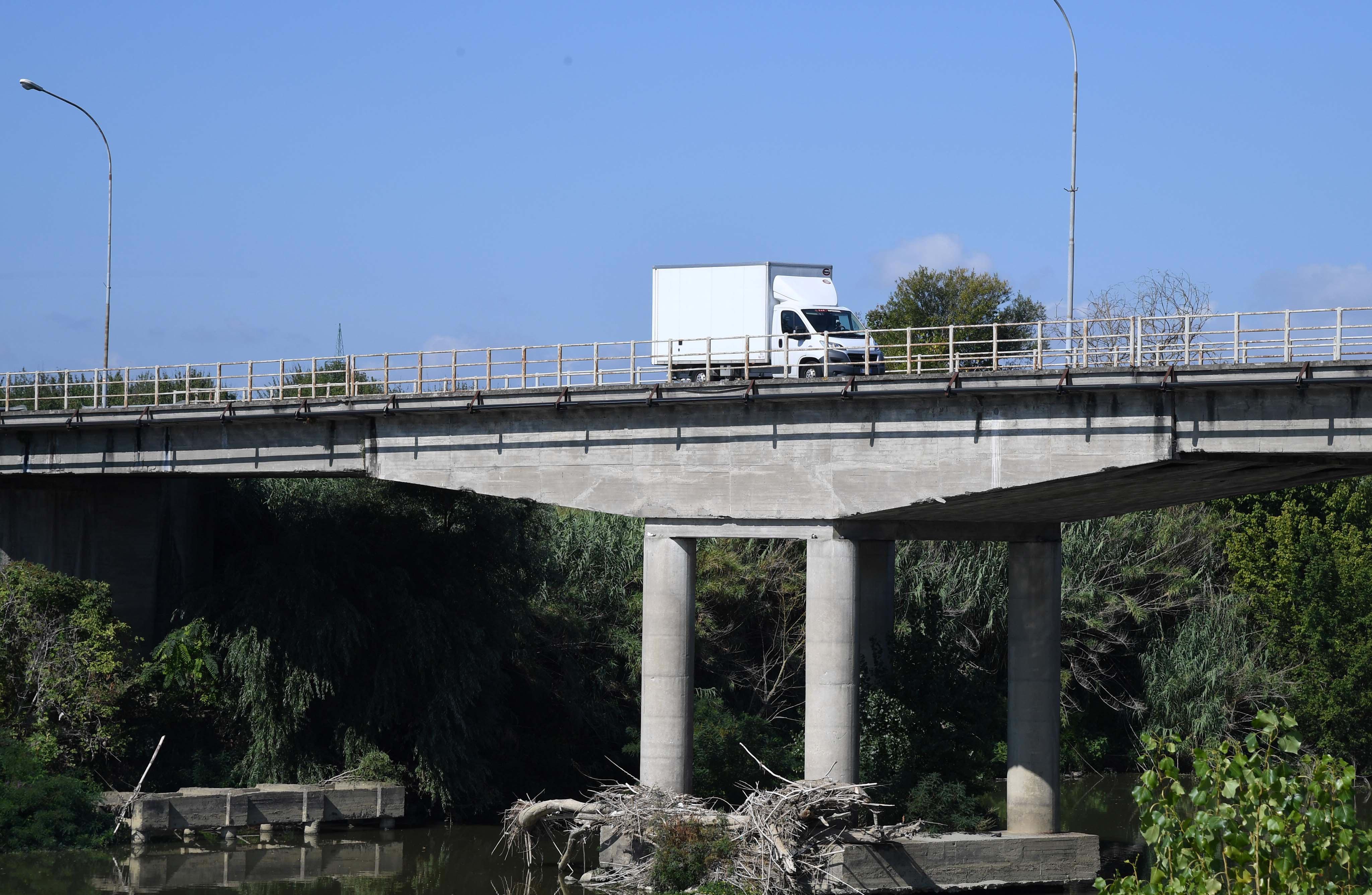 Il ponte sull’Arno a Calcinaia sarà chiuso per tre giorni a causa della nuova asfaltatura (foto Franco Silvi)