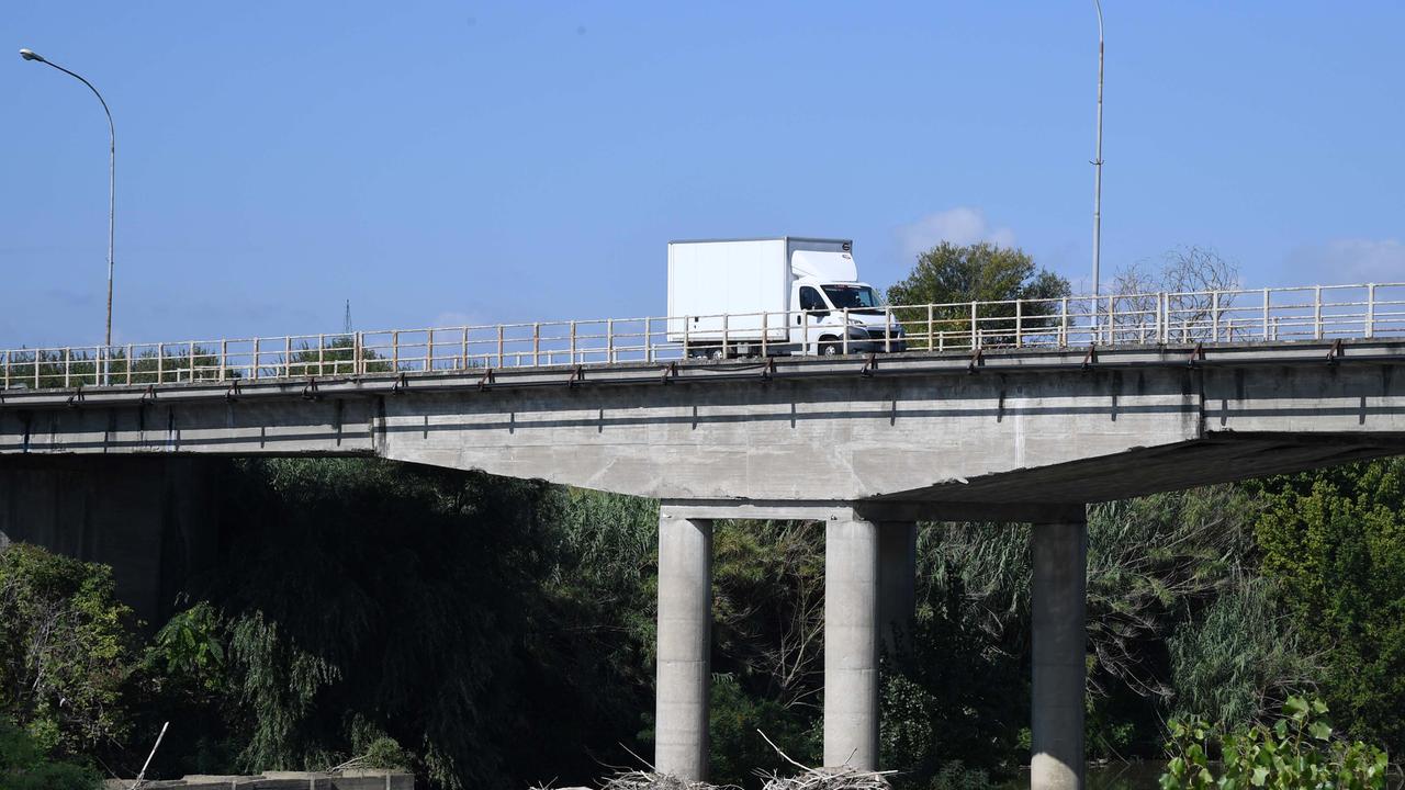 Il ponte sull’Arno a Calcinaia sarà chiuso per tre giorni a causa della nuova asfaltatura (foto Franco Silvi)