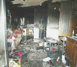 L’appartamento devastato dall’incendio e il condominio in cui si verificò l’episodio