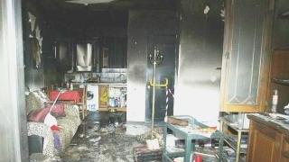 L’appartamento devastato dall’incendio e il condominio in cui si verificò l’episodio