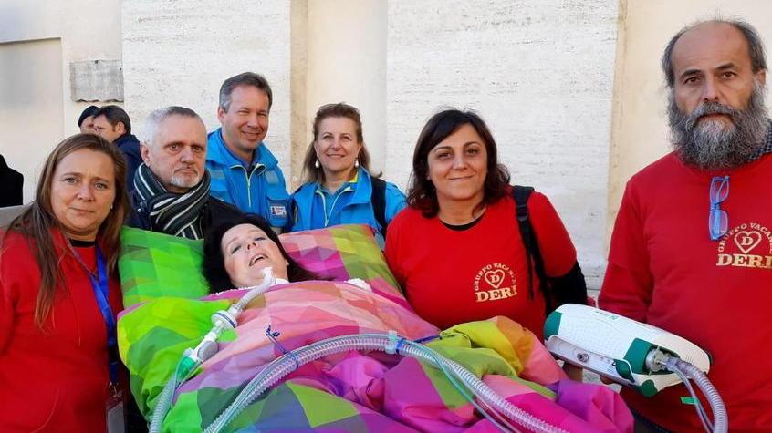 La carezza del Papa illumina il sorriso di Sandra, 55 anni malata di Sla