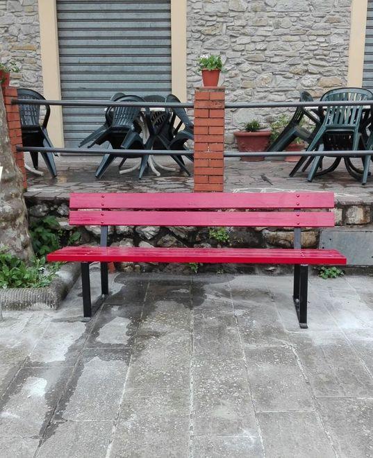 Con sei panchine rosse San Miniato si mette a fianco delle donne 