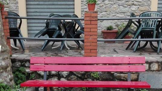 Con sei panchine rosse San Miniato si mette a fianco delle donne