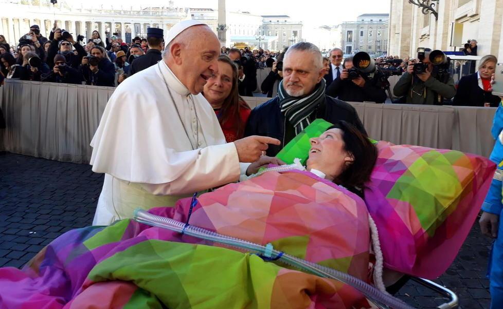 La carezza del Papa ha illuminato il sorriso di Sandra, malata di Sla 