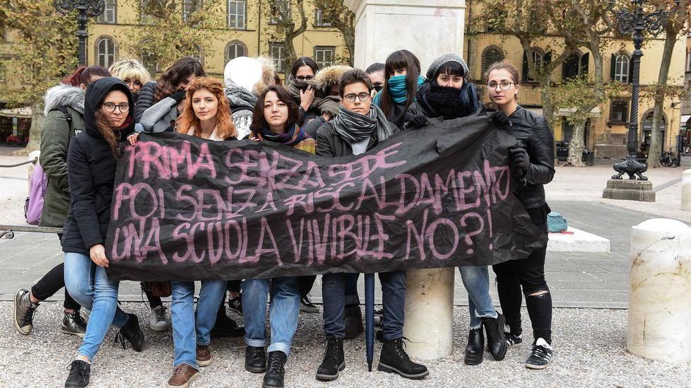 Aule al gelo, studenti in strada «Vogliamo una scuola vivibile» 