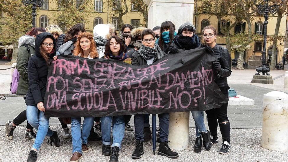 Aule al gelo, studenti in strada «Vogliamo una scuola vivibile»