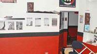 Raid nella sede di Casa Poundcon spranghe e catene - FOTO