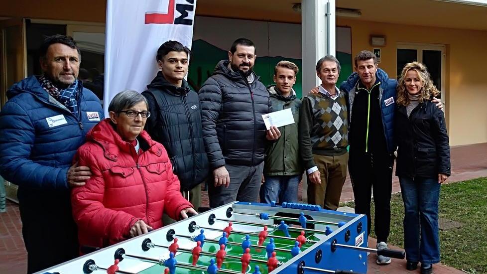 Lucca Marathon dona un calcio balilla alla casa degli anziani