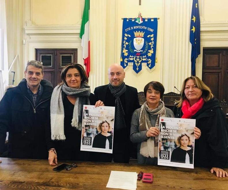 In piazza del Popolo un flash mob contro la violenza sulle donne 