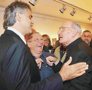Una panoramica del teatro Era al completo e altri momenti della serata; il vicesindaco Massimiliano Sonetti con Alberto Michelini, il regista del video
